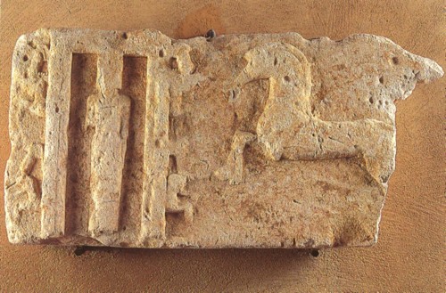 Τμήμα πώρινης ζωφόρου κτιρίου