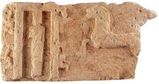 Τμήμα ασβεστολιθικής ζωφόρου από την πόλη των Χανίων. Εικονίζει επίθεση ιππέων σε ιερό (αρχές 7ου αιώνα π.Χ.).