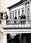 Ο πρίγκιπας Αρμοστής της Κρήτης Γεώργιος εκφωνεί λόγο από το μπαλκόνι του νέου Διοικητηρίου. (ΦΩΤ. Π.ΔΙΑΜΑΝΤΟΠΟΥΛΟY)