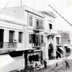 Τα «καταστήματα» της χριστιανικής κοινότητας μπροστά από την Τριμάρτυρη στις αρχές του αιώνα.